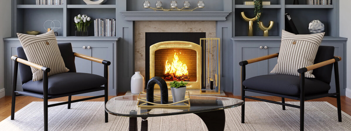 Intérieur avec une table basse, 2 chaises et un feu de cheminée