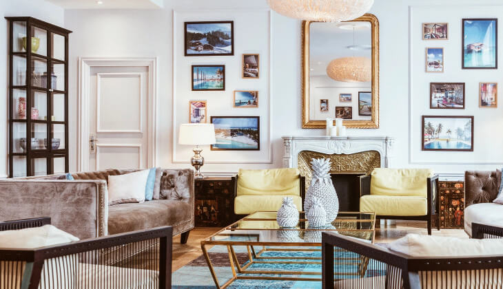 Salon haut de gamme avec moulures sur les portes, des tableaux aux murs et un grand miroir